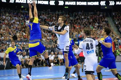 Deutschland , Berlin , Mercedes Benz Arena , IHF Handball Weltmeisterschaft der Maenner , Deutschland 38 Fabian Boehm ( GER ) - Brasilien Guilherme Valadao Gama ( BRA )