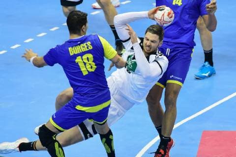 Deutschland , Berlin , Mercedes Benz Arena , IHF Handball Weltmeisterschaft der Maenner , Deutschland 13 Hendrik Pekeler ( GER ) - Brasilien 18 Felipe Borges ( BRA )