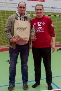 v.li.: Andreas Giebert (rolli-handball.de) und Marie Andresen (Torhüterin, Torwart, SV Werder Bremen, 12) bei der Auszeichnung der Werder-Spielerin des Spiels, Handball, 2. Bundesliga Frauen, SV Werder Bremen - VfL Waiblingen,