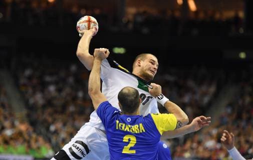 Paul Drux (Deutschland), beim Wurf, vorne Henrique Teixeira (BRA), Deutschland-Brasilien Germany-Brazil Brasilia-France IHF Handball Weltmeisterschaft 2019, Hanball World Championship WM Weltmeisterschaft 2019, Herren, Männer, Maenner, men, Handball, Deutschland, Germany, Vorrunde, Gruppe A, group A Berlin, 12.1.2019