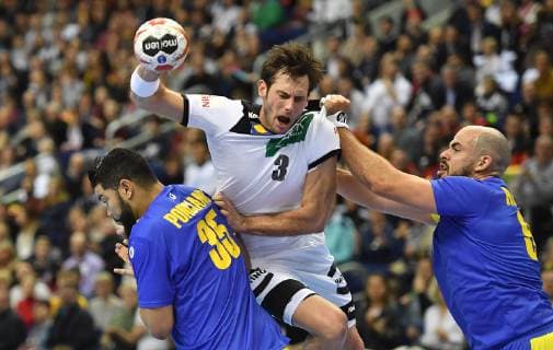 Uwe Gensheimer (Deutschland), mit Ball, rechts Gustavo Rodrigues (BRA), links Thiago Ponciano (BRA), Deutschland-Brasilien Germany-Brazil Brasilia-France IHF Handball Weltmeisterschaft 2019, Hanball World Championship WM Weltmeisterschaft 2019, Herren, Männer, Maenner, men, Handball, Deutschland, Germany, Vorrunde, Gruppe A, group A Berlin, 12.1.2019