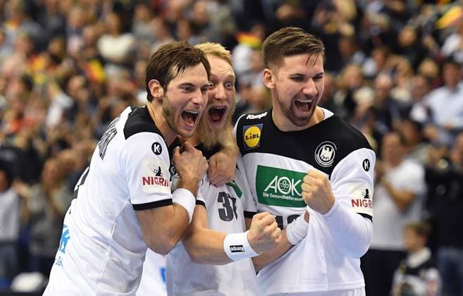 Sport Bilder des Tages Uwe Gensheimer (Deutschland), Matthias Musche (Deutschland), und Fabian Wiede (Deutschland), mit einem Gruppenjubel nach dem Spiel Deutschland-Brasilien Germany-Brazil Brasilia-France IHF Handball Weltmeisterschaft 2019, Hanball World Championship WM Weltmeisterschaft 2019, Herren, Männer, Maenner, men, Handball, Deutschland, Germany, Vorrunde, Gruppe A, group A Berlin, 12.1.2019