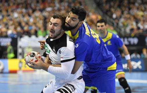 Jannik Kohlbacher (Deutschland), mit Ball, rechts Thiago Ponciano (BRA), Deutschland-Brasilien Germany-Brazil Brasilia-France IHF Handball Weltmeisterschaft 2019, Hanball World Championship WM Weltmeisterschaft 2019, Herren, Männer, Maenner, men, Handball, Deutschland, Germany, Vorrunde, Gruppe A, group A Berlin, 12.1.2019