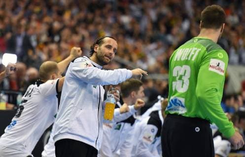 Silvio Heinevetter (TW Deutschland), gibt Andreas Wolff (TW Deutschland), Tips Deutschland-Brasilien Germany-Brazil Brasilia-France IHF Handball Weltmeisterschaft 2019, Hanball World Championship WM Weltmeisterschaft 2019, Herren, Männer, Maenner, men, Handball, Deutschland, Germany, Vorrunde, Gruppe A, group A Berlin, 12.1.2019