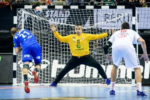 Frankreich vs Serbien, Handball Weltmeisterschaft 2019, 12.01.2019 Svetislav Verkic (SRB 12) bei einem Siebenmeter gegen Michael Guigou (FRA 21) beim Spiel zwischen Frankreich und Serbien bei der Handball Weltmeisterschaft in Berlin am 12.01.2019, , Berlin BER Germany Mercedes-Benz-Arena
