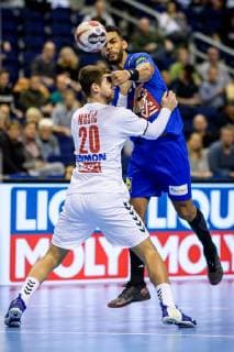 Frankreich vs Serbien, Handball Weltmeisterschaft 2019, 12.01.2019 Adrien Dipanda (FRA 27) und Ivan Mosic (SRB 20) beim Spiel zwischen Frankreich und Serbien bei der Handball Weltmeisterschaft in Berlin am 12.01.2019, , Berlin BER Germany Mercedes-Benz-Arena