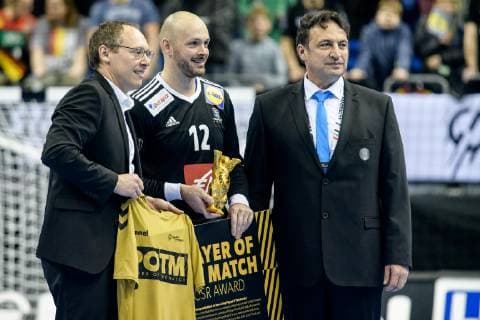 Frankreich vs Serbien, Handball Weltmeisterschaft 2019, 12.01.2019 Vincent Gerard (FRA 12) wird zum Spielder des Spiels gewählt beim Spiel zwischen Frankreich und Serbien bei der Handball Weltmeisterschaft in Berlin am 12.01.2019, , Berlin BER Germany Mercedes-Benz-Arena
