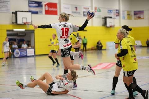 Benitta Quattlender (TG Nuertingen) setzt sich am Kreis durch Handball Frauen, HC Roedertal - TG Nuertingen, 2.Liga, 12.01.2019 Grossroehrsdorf