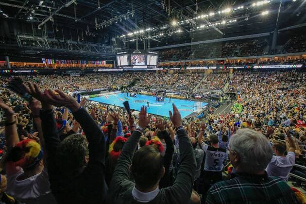 Deutschland , Berlin , Mercedes Benz Arena , IHF Handball Weltmeisterschaft der Maenner , Deutschland Jubelnde Detuschland Fans ( GER ) - Brasilien ( BRA ) Übersicht ausverkaufte Halle