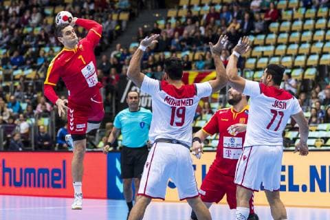 Muenchen, Deutschland 13. Januar 2019: WM 2019 Männer - Gruppe B - Mazedonien vs. Bahrain v.li. Kiril Lazarov (Mazedonien), Mohamed Merza (Bahrain), Jasmin Alsalatna (Bahrain) Muenchen Olympiahalle Bayern Deutschland