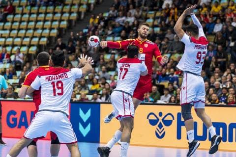 Muenchen, Deutschland 13. Januar 2019: WM 2019 Männer - Gruppe B - Mazedonien vs. Bahrain v.li. Stojanche Stoilov (Mazedonien), Mohamed Merza (Bahrain), bah17 , Filip Kuzmanovski (Mazedonien), Mohamed Habib (Bahrain) Muenchen Olympiahalle Bayern Deutschland