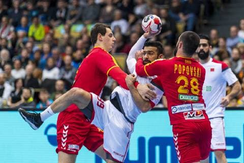 Muenchen, Deutschland 13. Januar 2019: WM 2019 Männer - Gruppe B - Mazedonien vs. Bahrain v. li. im Zweikampf Filip Taleski (Mazedonien Rhein Neckar Loewen), Husain Alsayyad (Bahrain), Martin Popovski (Mazedonien) Muenchen Olympiahalle Bayern Deutschland
