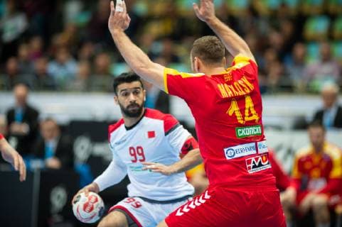 Handball WM, 2019, Vorrunde, Gruppe B, München, Olympiahalle, Begegnung Marzedonien - Bahrain, im Bild: Husain Al-Sajjad, Velko Markoski , @Martin Hangen hangenfoto