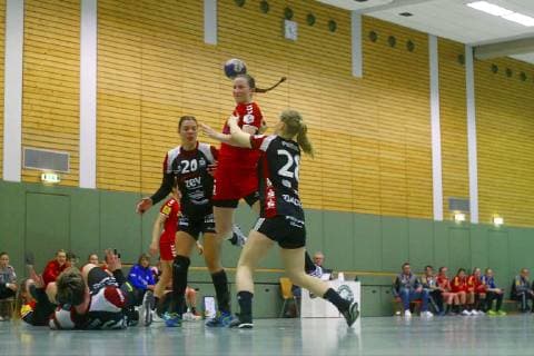 Torwurf von Janka Bauer (Mainz) , links Petra Nagy (Zwickau) , rechts Alisa Pester (Zwickau) Handball Frauen 2.Liga 2018 19 BSV Sachsen Zwickau - 1.FSV Mainz 05 am 13.1.2019 in Fraureuth BSV Sachsen Zwickau - 1.FSV Mainz 05