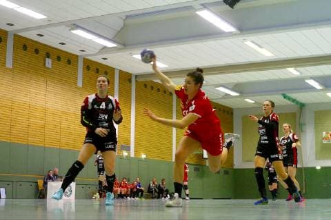 Torwurf von Elisa Burkholder (Mainz) , links Isa-Sophia Rösike (Zwickau) , rechts Petra Nagy (Zwickau) Handball Frauen 2.Liga 2018 19 BSV Sachsen Zwickau - 1.FSV Mainz 05 am 13.1.2019 in Fraureuth BSV Sachsen Zwickau - 1.FSV Mainz 05