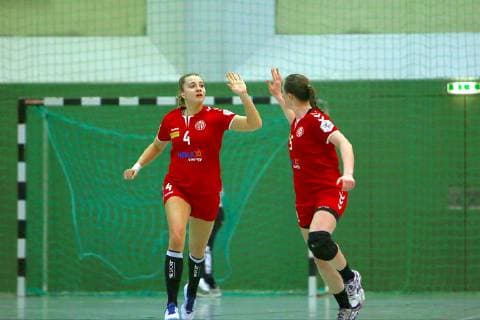 In Jubelpose: Carina Gangel (Mainz) mit Janka Bauer (Mainz, rechts) Handball Frauen 2.Liga 2018 19 BSV Sachsen Zwickau - 1.FSV Mainz 05 am 13.1.2019 in Fraureuth BSV Sachsen Zwickau - 1.FSV Mainz 05