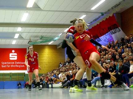 Denise Großheim (Mainz) setzt sich enerischgegen Fabienne Kracht (Zwickau) durch. Handball Frauen 2.Liga 2018 19 BSV Sachsen Zwickau - 1.FSV Mainz 05 am 13.1.2019 in Fraureuth BSV Sachsen Zwickau - 1.FSV Mainz 05