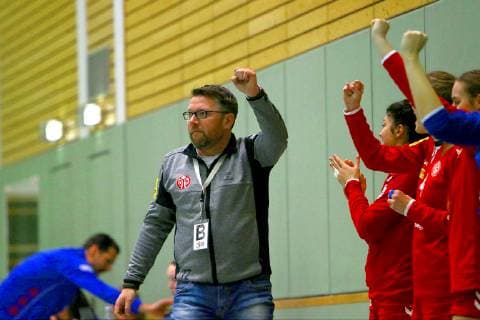In Jubelpose: Trainer Thomas Zeitz (Mainz) Handball Frauen 2.Liga 2018 19 BSV Sachsen Zwickau - 1.FSV Mainz 05 am 13.1.2019 in Fraureuth BSV Sachsen Zwickau - 1.FSV Mainz 05