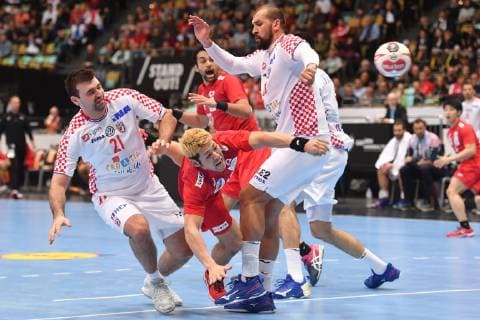 Handball WM, Japan - Kroatien Shinnosule TOKUDA (JPN),Aktion,Zweikampf, Wurf gegenZeljko MUSA (VCRO,re) und Alen BLAZEVIC (CRO,li). Vorrunde Gruppe B, Kroatien (CRO)-Japan (JPN) am 13.01.2019 in Muenchen Deutschland, Olympiahalle. Handball Weltmeisterschaft 2019, vom 10.01. - 27.01.2019 in Deutschland und Daenemark.