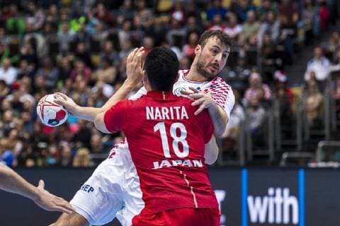 Handball WM, Japan - Kroatien Muenchen, Deutschland 13. Januar 2019: WM 2019 Männer - Gruppe B - Kroatien vs. Japan v. li. im Zweikampf Domagoj Duvnjak (Kroatien THW Kiel), Kohei Narita (Japan) Muenchen Olympiahalle Bayern Deutschland