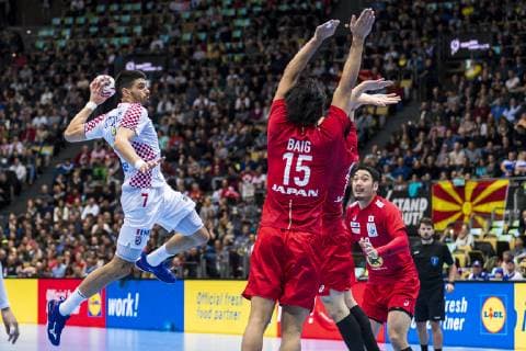 Handball WM, Japan - Kroatien Muenchen, Deutschland 13. Januar 2019: WM 2019 Männer - Gruppe B - Kroatien vs. Japan v.li. Luka Stepancic (Kroatien), Adam Yuki Baig (Japan) Muenchen Olympiahalle Bayern Deutschland