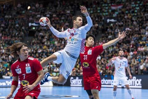 Handball WM, Japan - Kroatien Muenchen, Deutschland 13. Januar 2019: WM 2019 Männer - Gruppe B - Kroatien vs. Japan v.li. Daisuke Miyazaki (Japan), Igor Karacic (Kroatien), Tatsuki Yoshino (Japan) Muenchen Olympiahalle Bayern Deutschland