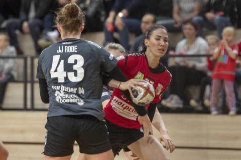 Viktoria Divak (SV Union Halle) setzt sich durch gegen Sally Potocki (Bayer 04 Leverkusen) im Viertelfinale SV Union Halle-Neustadt (Wildcats) vs. Bayer 04 Leverkusen Handball DHB Pokal - Saison 2018 2019 Copyright: xVIADATAx xHolgerxJohnx Halle Saale Sachsen-Anhalt Deutschland