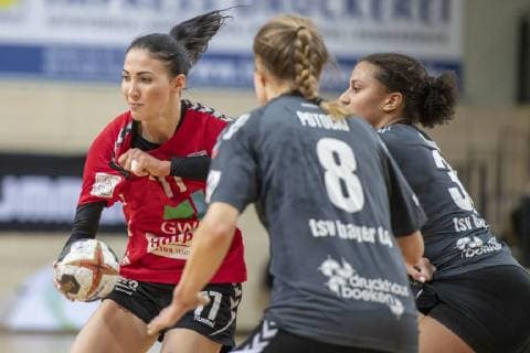 Viktoria Divak (SV Union Halle) setzt sich durch gegen Sally Potocki (Bayer 04 Leverkusen) im Viertelfinale SV Union Halle-Neustadt (Wildcats) vs. Bayer 04 Leverkusen Handball DHB Pokal - Saison 2018 2019 Copyright: xVIADATAx xHolgerxJohnx Halle Saale Sachsen-Anhalt Deutschland