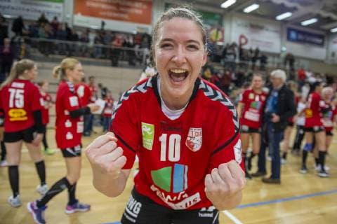 Die Wildcats gewinnen das Spiel und ziehen das erste Mal in der Vereinsgeschichte ins Final Four im DHB Pokal ein. Jubel der Mannschaft nach dem Sieg Nadine Smit (SV Union Halle) jubelt im Viertelfinale SV Union Halle-Neustadt (Wildcats) vs. Bayer 04 Leverkusen Handball DHB Pokal - Saison 2018 2019 Copyright: xVIADATAx xHolgerxJohnx Halle Saale Sachsen-Anhalt Deutschland
