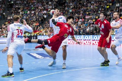 Muenchen, Deutschland 13. Januar 2019: WM 2019 Männer - Gruppe B - Kroatien vs. Japan v.li. David Mandic (Kroatien), Tatsuki Yoshino (Japan), Ryusei Okamoto (Japan) Muenchen Olympiahalle Bayern Deutschland