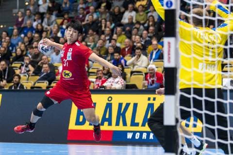 v.li. Tatsuki Yoshino (Japan), Torhueter Ivan Stevanovic (Kroatien)Muenchen, Deutschland 13. Januar 2019: WM 2019 Männer - Gruppe B - Kroatien vs. Japan Muenchen Olympiahalle Bayern Deutschland
