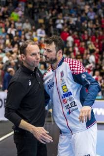 Muenchen, Deutschland 13. Januar 2019: WM 2019 Männer - Gruppe B - Kroatien vs. Japan v.li. Trainer Dagur Sigurdsson (Japan), Domagoj Duvnjak (Kroatien THW Kiel) Muenchen Olympiahalle Bayern Deutschland