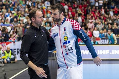 Muenchen, Deutschland 13. Januar 2019: WM 2019 Männer - Gruppe B - Kroatien vs. Japan v.li. Trainer Dagur Sigurdsson (Japan), Domagoj Duvnjak (Kroatien THW Kiel) Muenchen Olympiahalle Bayern Deutschland