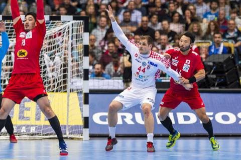 Muenchen, Deutschland 13. Januar 2019: WM 2019 Männer - Gruppe B - Kroatien vs. Japan v. li. im Zweikampf Kresimir Kozina (Kroatien Goeppingen), Tetsuya Kadoyama (Japan) Muenchen Olympiahalle Bayern Deutschland