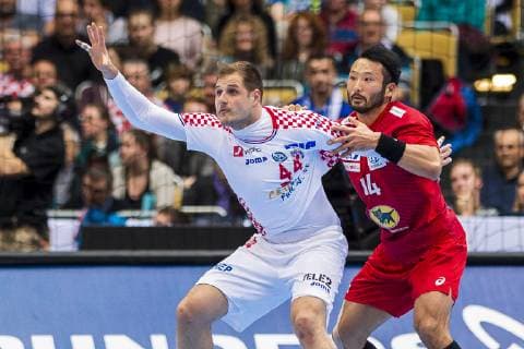 Muenchen, Deutschland 13. Januar 2019: WM 2019 Männer - Gruppe B - Kroatien vs. Japan v. li. im Zweikampf Kresimir Kozina (Kroatien Goeppingen), Tetsuya Kadoyama (Japan) Muenchen Olympiahalle Bayern Deutschland