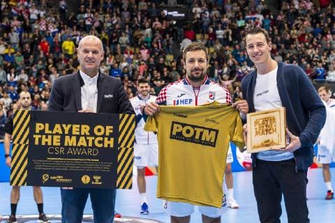 Muenchen, Deutschland 13. Januar 2019: WM 2019 Männer - Gruppe B - Kroatien vs. Japan Zlatko Horvat (Kroatien) Player of the Match, Dominik Klein Muenchen Olympiahalle Bayern Deutschland
