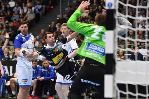Handball WM, Spanien - Island Aitor BENGOECHEA ARINO (ESP), Aktion,Zweikampf gegen Wurf,Torwurf,Aktion. Vorrunde Gruppe B, Spanien (ESP-Island (ISL), am 13.01.2019 in Muenchen Deutschland, Olympiahalle. Handball Weltmeisterschaft 2019, vom 10.01. - 27.01.2019 in Deutschland und Daenemark.