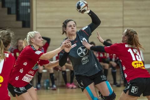 Xenia Hodel (Bayer 04 Leverkusen) gegen Swantje Heimburg (SV Union Halle) und Sophie Lütke (SV Union Halle) im Viertelfinale SV Union Halle-Neustadt (Wildcats) vs. Bayer 04 Leverkusen Handball DHB Pokal - Saison 2018 2019 Copyright: xVIADATAx xHolgerxJohnx Halle Saale Sachsen-Anhalt Deutschland