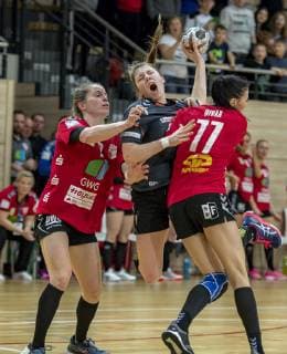 Elaine Rode (Bayer 04 Leverkusen) gegen Viktoria Divak (SV Union Halle) und Mariana Ferreira Lopes (SV Union Halle) im Viertelfinale SV Union Halle-Neustadt (Wildcats) vs. Bayer 04 Leverkusen Handball DHB Pokal - Saison 2018 2019 Copyright: xVIADATAx xHolgerxJohnx Halle Saale Sachsen-Anhalt Deutschland