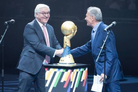 Bundespraesident Dr. Frank-Walter STEINMEIER (li.) und IHF-Praesident Dr. Hassan MOUSTAFA eroeffnen die Weltmeisterschaft, eröffnen, Eröffnung, Eroeffnung, Zermonie, Handschlag, Gestik, Geste, Vorrunde Gruppe A, Korea (COR) - Deutschland (GER) 19:30, am 10.01.2019 in Berlin Deutschland. Handball Weltmeisterschaft 2019, vom 10.01. - 27.01.2019 in Deutschland und Daenemark. Â