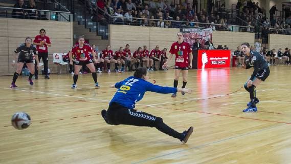 Jennifer Rode (Bayer 04 Leverkusen) trifft hier den 7 Meter gegen Anica Gudelj (Torfrau, SV Union Halle) im Viertelfinale SV Union Halle-Neustadt (Wildcats) vs. Bayer 04 Leverkusen Handball DHB Pokal - Saison 2018 2019 Copyright: xVIADATAx xHolgerxJohnx Halle Saale Sachsen-Anhalt Deutschland