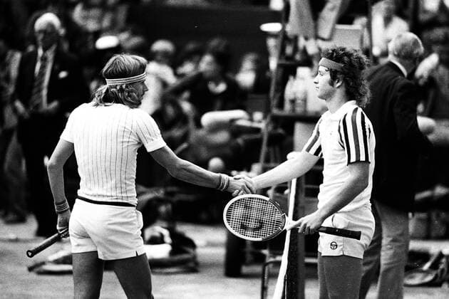 John Mc ENROE (re.) , USA und Bjoern BORG, Schweden , reichen sich nach dem Finale von Wimbledon 1980 am Netz die Hand, handshake, Gratulation, Sieger: Bjoern Borg, Querformat , Tennis, Schwarzweissaufnahme ; 29.06.1980. Â