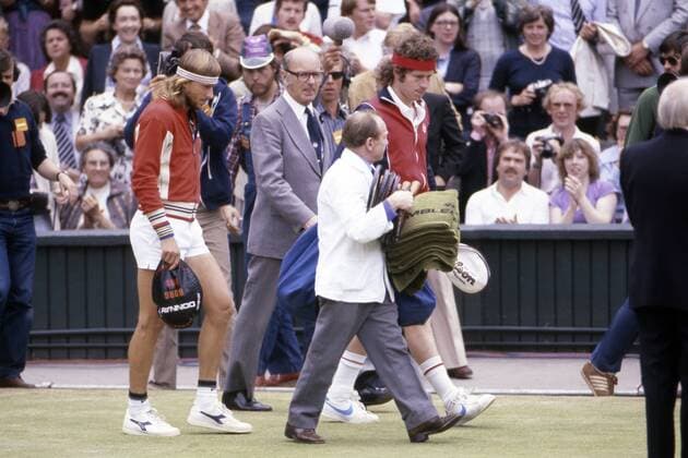 John McENROE, (Mc Enroe) (linkss), USA und Bjoern BORG, SWE, Schweden , stehen sich im Finale 1980 gegenueber, beide Spieler betreten vor dem Spiel den Centre Court, Querformat , 03.07.1980. Â