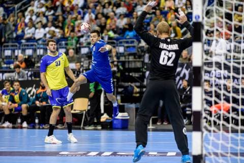 Serbien vs Brasilien, Handball Weltmeisterschaft 2019, 14.01.2019 Nemanja Ilic (SRB 19) gegen Leonardo Tercariol (BRA 62) mit Haniel Langaro (BRA 37) beim Spiel zwischen Serbien und Brasilien bei der Handball Weltmeisterschaft in Berlin am 14.01.2019, , Berlin BER Germany Mercedes-Benz-Arena