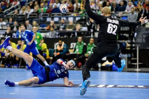 Serbien vs Brasilien, Handball Weltmeisterschaft 2019, 14.01.2019 Mijajlo Marsenic (SRB 33) beim Torwurf gegen Leonardo Tercariol (BRA 62) beim Spiel zwischen Serbien und Brasilien bei der Handball Weltmeisterschaft in Berlin am 14.01.2019, , Berlin BER Germany Mercedes-Benz-Arena