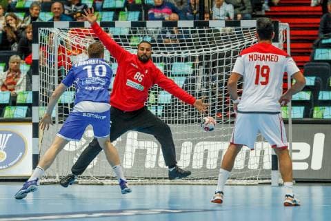 Muenchen, Deutschland, 14.01.2019, IHF Handball WM 2019, Gruppe B, Island - Bahrain, Stefan Rafn Sigurmannsson (ISL) und Ali Khamis (BHR) im Zweikampf ( DeFodi048