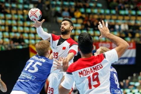 Muenchen, Deutschland, 14.01.2019, IHF Handball WM 2019, Gruppe B, Island - Bahrain, Daniel por Ingason (ISL), Husain Alsyyad (BHR) und Aron Palmarsson (ISL) im Zweikampf ( DeFodi048