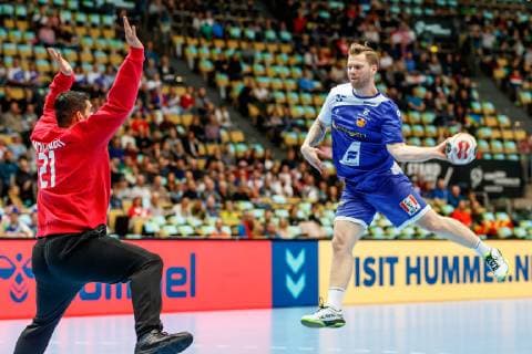 Muenchen, Deutschland, 14.01.2019, IHF Handball WM 2019, Gruppe B, Island - Bahrain, Mohamed Husain (BHR) und Arnor por Gunnarsson (ISL) im Zweikampf ( DeFodi048
