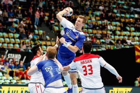 Muenchen, Deutschland, 14.01.2019, IHF Handball WM 2019, Gruppe B, Island - Bahrain, Abdulla Yaseen (BHR), Ymir Oern Gislason (ISL), Olafur Guomundsson (ISL) und Hasan Madan (BHR) (BHR) im Zweikampf ( DeFodi048
