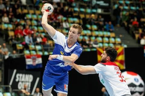 Muenchen, Deutschland, 14.01.2019, IHF Handball WM 2019, Gruppe B, Island - Bahrain, Olafur Guomundsson (ISL) und Hasan Madan (BHR) (BHR) im Zweikampf ( DeFodi048